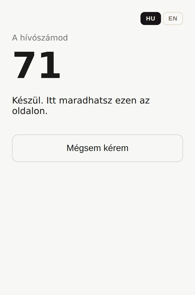 A vendég a 71-es hívószámát nézi, készül a rendelése